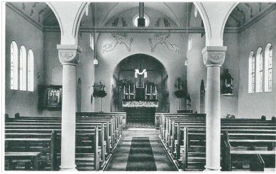 Das Innere der Heilig Kreuz Kirche  an der Röhrborngasse nach der Renovierung 1950